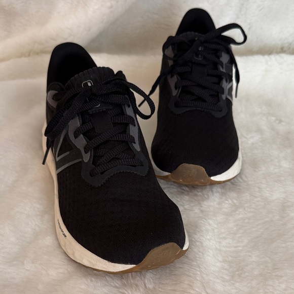 New Balance Arishi Fresh Foam  Black and White Athletic Shoes - Picture 1 of 10